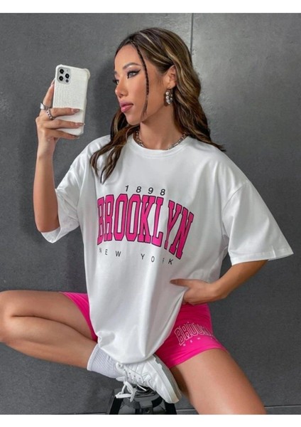 Kadın Pembe Baskılı 1898 Brooklyn New York Beyaz Oversize Bisiklet Yaka T-Shirt fırsatları