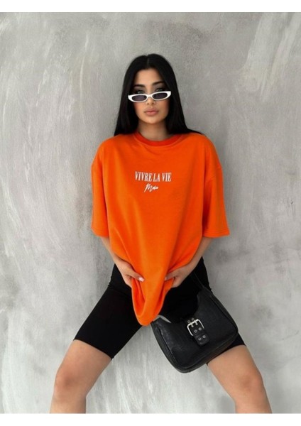 Kadın Turuncu Vivre La Vie Baskılı Oversize Bisiklet Yaka Penye Tişört fiyatları