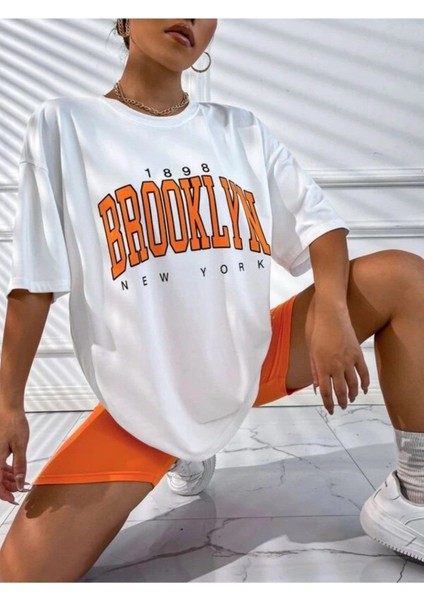 Kadın Turuncu Baskılı 1898 Brooklyn New York Beyaz Oversize Bisiklet Yaka T-Shirt modelleri