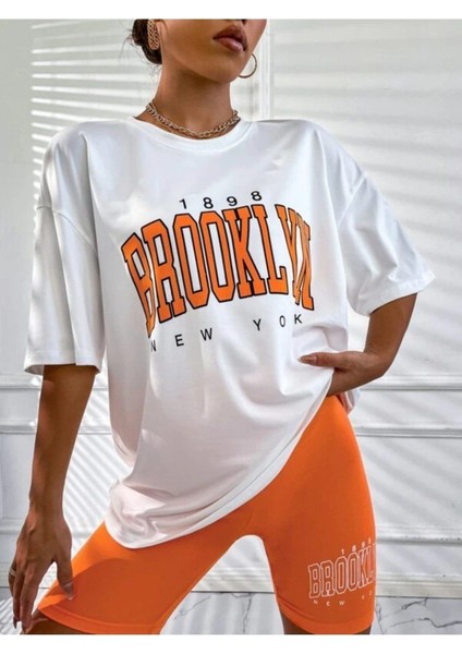 Kadın Turuncu Baskılı 1898 Brooklyn New York Beyaz Oversize Bisiklet Yaka T-Shirt fırsatları