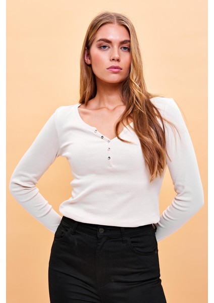 Kadın Matilda Bej Düğme Detaylı Vücuda Oturan Uzun Kollu T-Shirt fiyatları