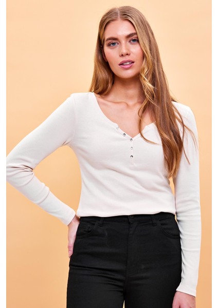 Kadın Matilda Bej Düğme Detaylı Vücuda Oturan Uzun Kollu T-Shirt modelleri