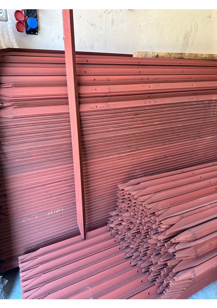 Bahçe Çit Direği - Demir Kazık Antipas Boyalı Delikli Sivri Uçlu 150Cm 40X40X3MM 10 Adet modelleri