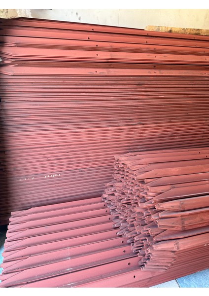 Bahçe Çit Direği - Demir Kazık Antipas Boyalı Delikli Sivri Uçlu 150Cm 40X40X3MM 10 Adet fırsatları