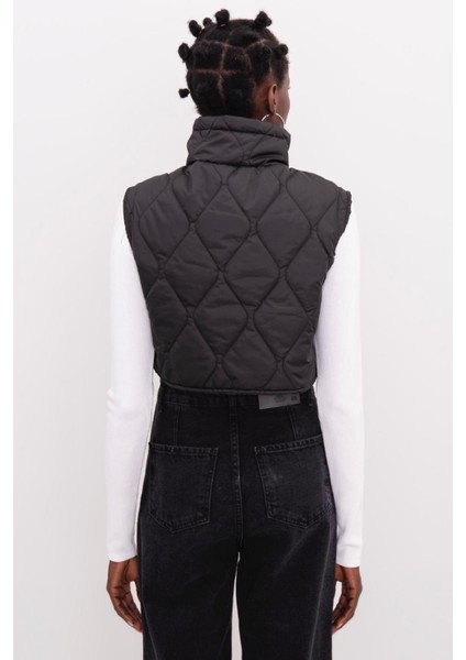 En Nayf Siyah Crop Şişme Yelek