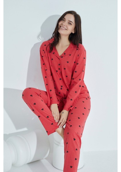 Kadın Nar Çiçeği Boydan Düğmeli Gömlek Yaka Uzun Kollu Kalp Desenli Pijama Takımı 952