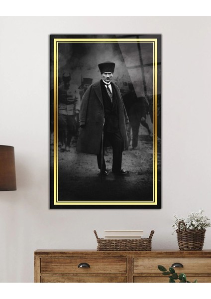 Gold Şerit Siyah Beyaz Pardesülü Atatürk Cam Tablo, Uv Baskılı ve Temperli, Hediyelik