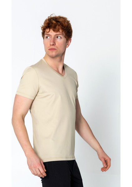 Erkek Fit Rahat Naylon V Yaka Seyahatlik T-Shirt