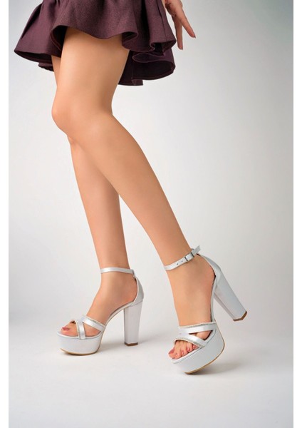 Dolgu Taban Taşlı Gümüş Kadın Ayakkabı