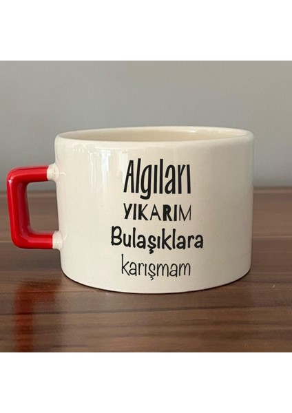 Algıları Yıkarım Bulaşıklara Karışmam Baskılı Kırmızı Kulplu C Fincan