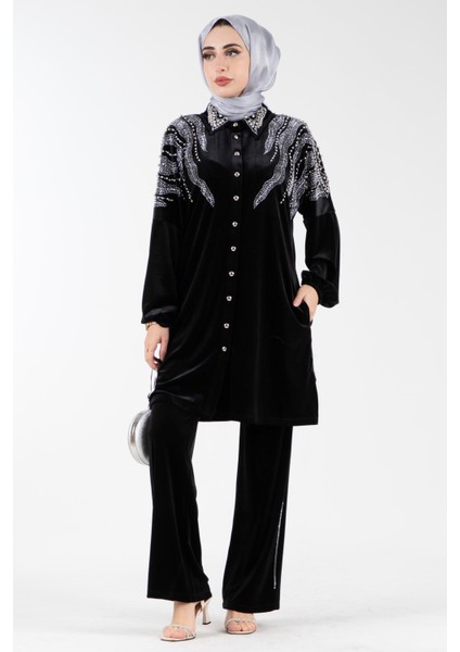 Yakası ve Omuzu Işlemeli Kadife Takım-Siyah