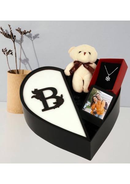 Kişiye Özel Baş Harf Tasarımlı Kalp Kutu ve Peluş Ayıcık Anahtarlık Çerceve ve Kartanesi Kolye