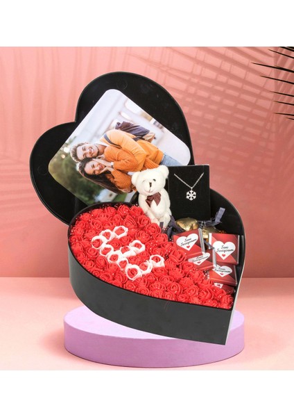 Kalp Kutu Baş Harfli Fotoğraflı Kalp Kutu Çiçek Çikolata Buketi Ayıcık Anahtarlık Kolye