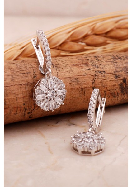Baget Taşlı Rodyumlu Gümüş Sallantılı Küpe 6869