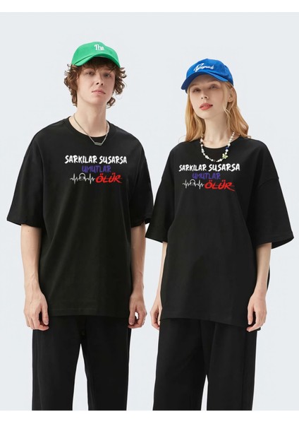 Şarkılar Susarsa Umutlar Ölür Yazılı Yüksek Kaliteli Oversize Unisex Siyah T-Shirt fiyatları