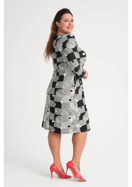 Kadın Siyah Beyaz Puantiyeli Ekose Desen Cep Detay Büyük Beden Esnek Süet Elbise modelleri