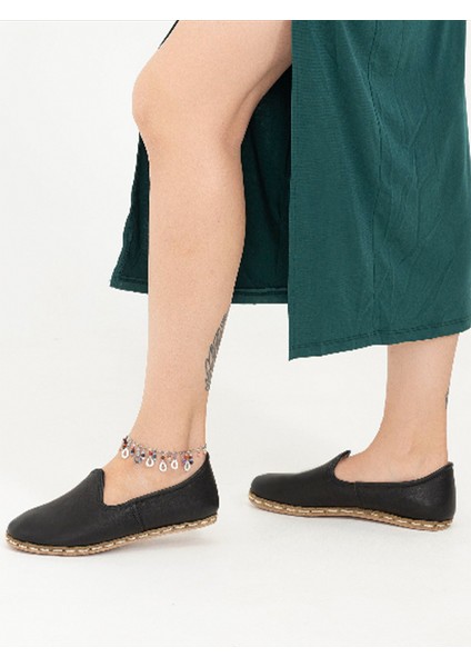 El Işçiliğiyle Özel Tasarlanmış Deri Çarıklar: Geleneksel Yemeni Ayakkabı Işlemeli Zarafet