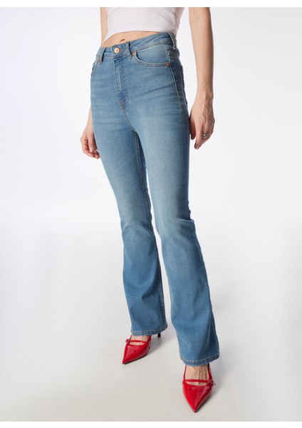 Yüksek Bel Ispanyol Paça Flare Açık Mavi Kadın Denim Pantolon 242 Lcf 121014 Luna Blue Lıght