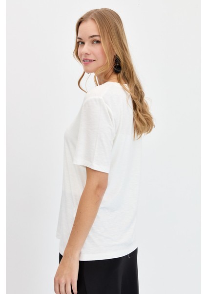 Kadın Sıfır Yaka Flamlı Kumaş Penye T-Shirt Ekru