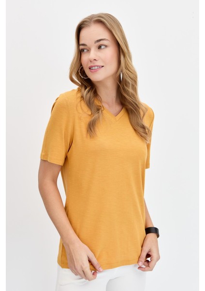 Kadın V Yaka Flamlı Kumaş Basic T-Shirt Hardal fırsatları