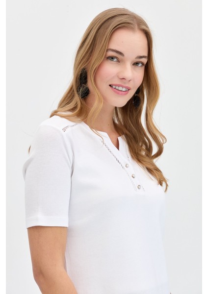 Kadın Omzu Ve Yaka Kenarı Işlemeli Pamuklu T-Shirt Beyaz modelleri
