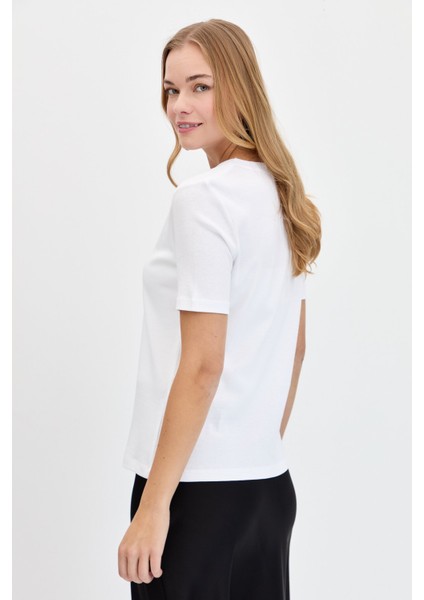 Kadın Omzu Ve Yaka Kenarı Işlemeli Pamuklu T-Shirt Beyaz fırsatları