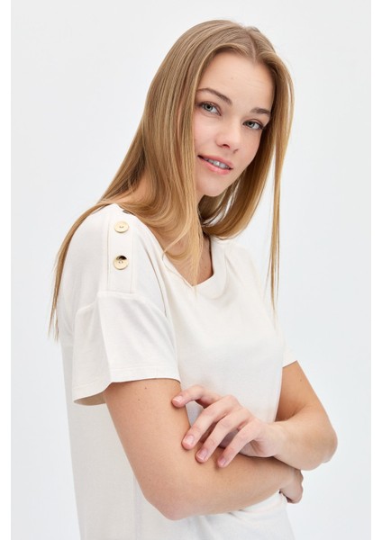 Kadın Sıfır Yaka Omuzları Düğmeli T-Shirt Ekru fiyatları