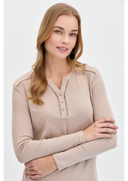 Kadın Omzu ve Yakası Iğne Işli Pamuklu Bluz Vizon