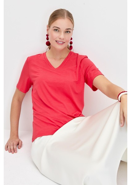 Kadın V Yaka Flamlı Kumaş Basic T-Shirt Mercan