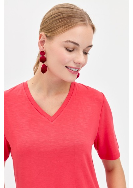 Kadın V Yaka Flamlı Kumaş Basic T-Shirt Mercan