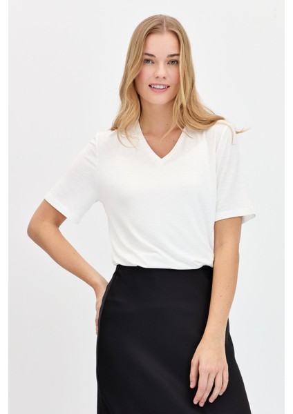 Kadın V Yaka Flamlı Kumaş Basic T-Shirt Ekru