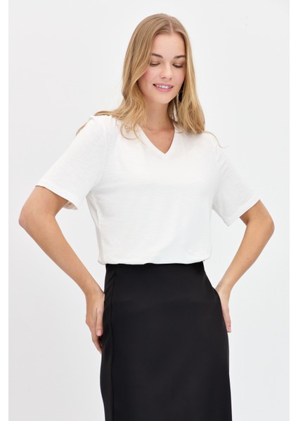 Kadın V Yaka Flamlı Kumaş Basic T-Shirt Ekru