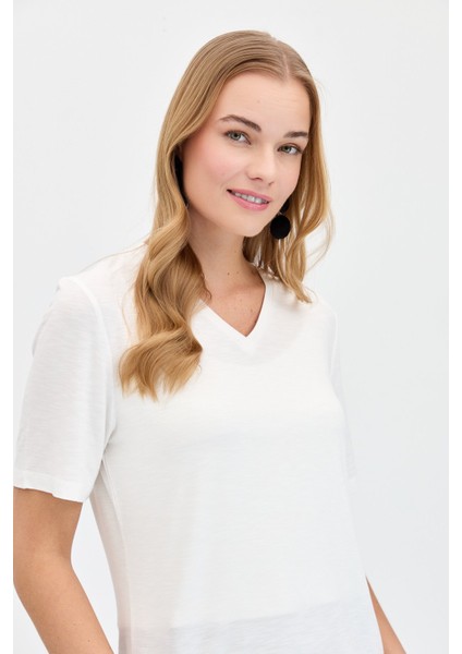 Kadın V Yaka Flamlı Kumaş Basic T-Shirt Ekru