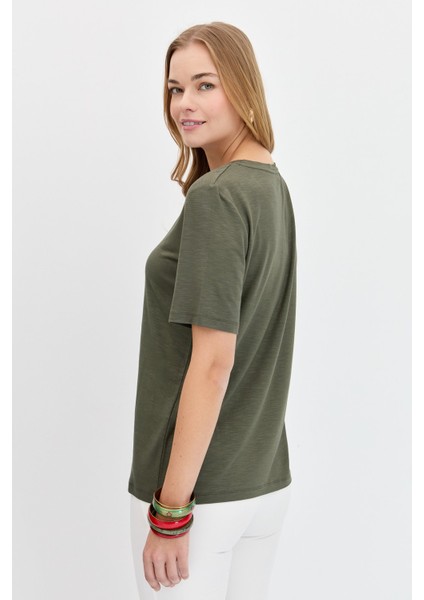 Kadın Sıfır Yaka Flamlı Kumaş Penye T-Shirt Haki indirimleri