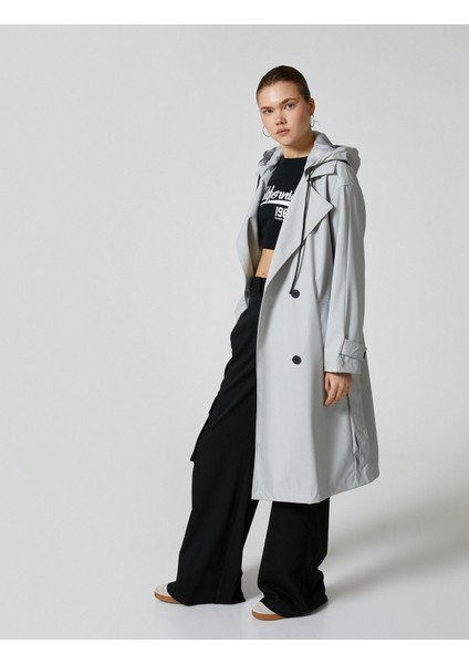 Trençkot Kapşonlu Ters Yaka Kruvaze Düğmeli Cepli Kemer Detaylı fiyatları