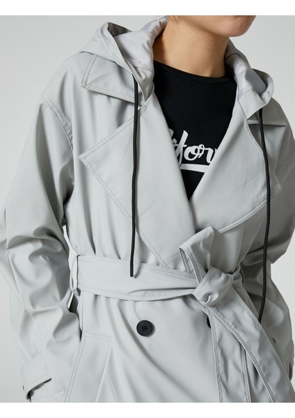 Trençkot Kapşonlu Ters Yaka Kruvaze Düğmeli Cepli Kemer Detaylı indirimleri