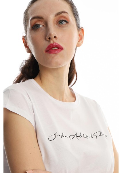 Kadın Bisiklet Yaka Baskılı Crop T-Shirt Beyaz fırsatları