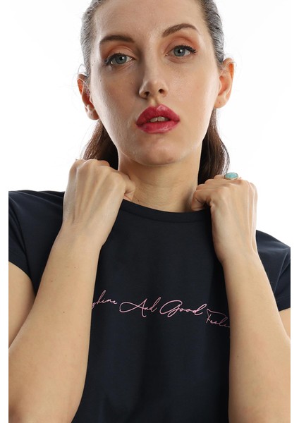 Kadın Bisiklet Yaka Baskılı Crop T-Shirt Lacivert fırsatları