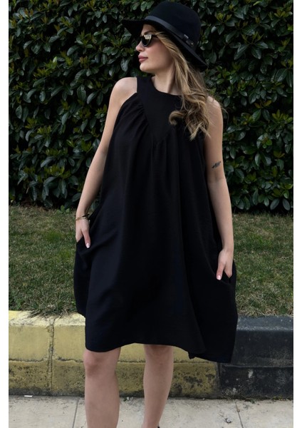 Kadın Siyah Kalın Askılı Cep ve Plise Yaka Detaylı A Kesim Salaş Midi Elbise fırsatları