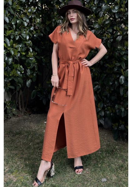 Kiremit V Yaka Kısa Kol Airobin Kumaş Omuz Detaylı Kemerli/kuşaklı Önden Yırtmaçlı Maxi Elbise