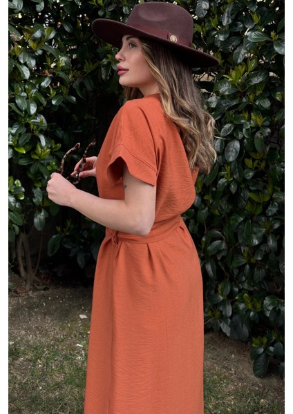 Kiremit V Yaka Kısa Kol Airobin Kumaş Omuz Detaylı Kemerli/kuşaklı Önden Yırtmaçlı Maxi Elbise fiyatları