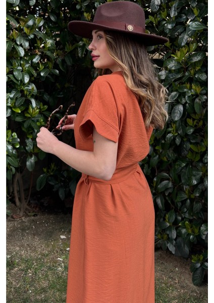 Kiremit V Yaka Kısa Kol Airobin Kumaş Omuz Detaylı Kemerli/kuşaklı Önden Yırtmaçlı Maxi Elbise modelleri