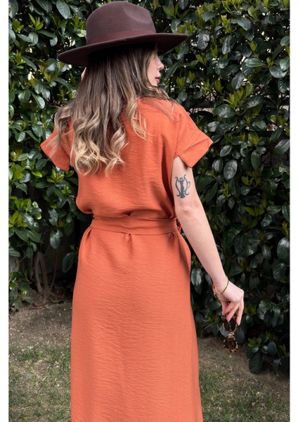 Kiremit V Yaka Kısa Kol Airobin Kumaş Omuz Detaylı Kemerli/kuşaklı Önden Yırtmaçlı Maxi Elbise fırsatları