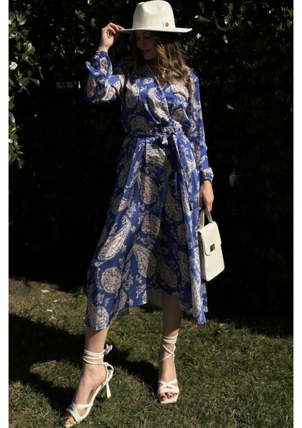 Kadın Saks Kruvaze Yaka Yırtmaçlı Beli Kuşaklı Kol Bilekleri Lastikli Salaş Uzun Saten Elbise