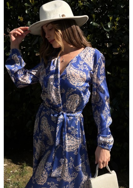 Kadın Saks Kruvaze Yaka Yırtmaçlı Beli Kuşaklı Kol Bilekleri Lastikli Salaş Uzun Saten Elbise modelleri