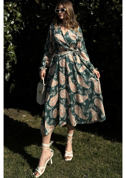 Kadın Yeşil Kruvaze Yaka Yırtmaçlı Beli Kuşaklı Kol Bilekleri Lastikli Salaş Uzun Saten Elbise