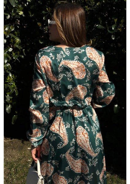 Kadın Yeşil Kruvaze Yaka Yırtmaçlı Beli Kuşaklı Kol Bilekleri Lastikli Salaş Uzun Saten Elbise modelleri