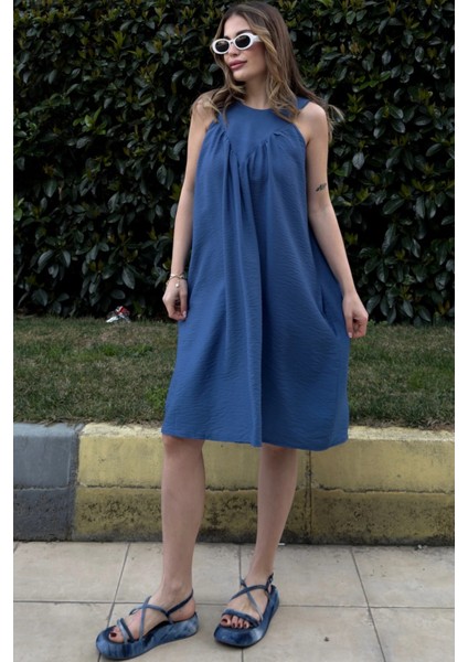 Kadın Indigo Kalın Askılı Cep ve Plise Yaka Detaylı A Kesim Salaş Midi Elbise modelleri