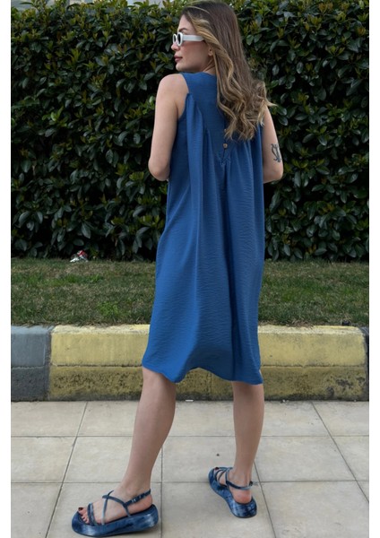 Kadın Indigo Kalın Askılı Cep ve Plise Yaka Detaylı A Kesim Salaş Midi Elbise fırsatları