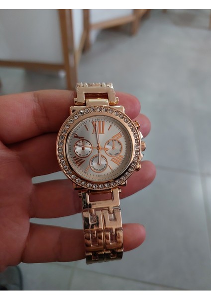 Gold Renk Metal Kordon Zirkon Taşlı Kasa Beyaz Kadran Romen Rakamlı Kadın Saat fiyatları